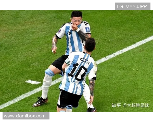 足球明星与儿子温馨合照展现父子情深瞬间引发网友热议